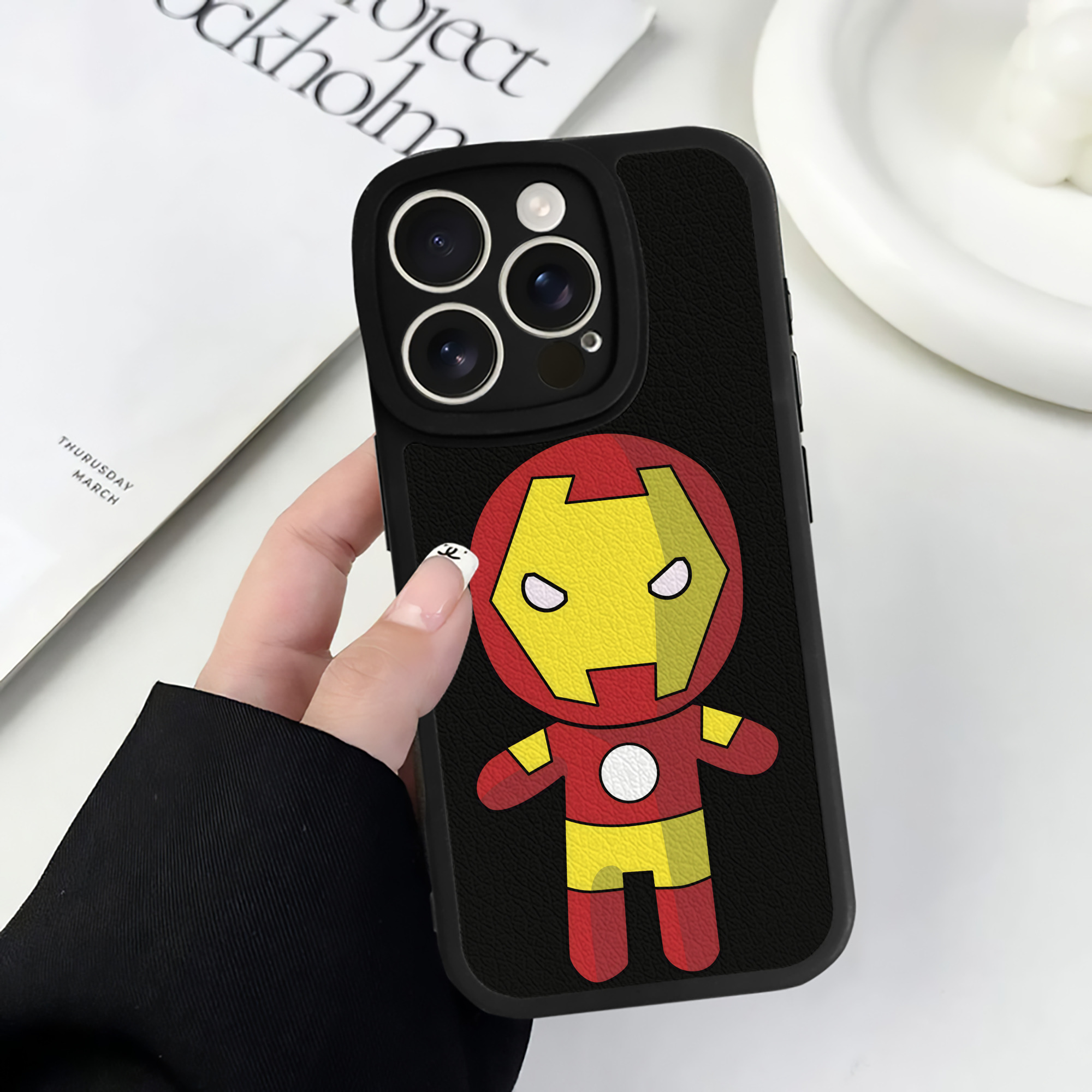 （画像用） アベンジャーズ The Avengers 【iPhone 16シリーズ対応】シリコンスマホケース（レザー調） 材質：シリコン